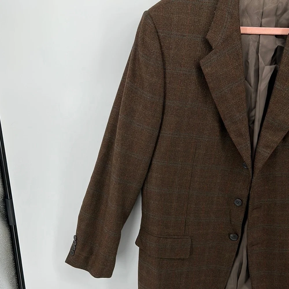 Corneliani Brown Sport Coat with Notched Lapel and Structured Shoulders Size 48L
